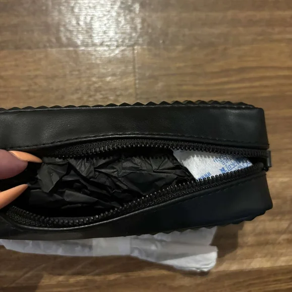 ✨NEW!✨ VALENTINO BLACK PHONE PURSE HANDLER - Picture 13 of 17